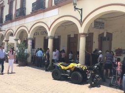 En la plaza principal de Ameca, ciudadanos foráneos acuden a emitir su voto. ESPECIAL