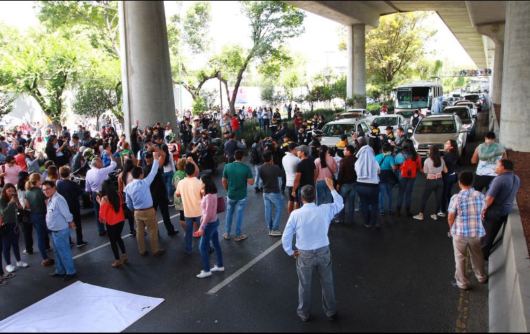 Un grupo de al rededor de 50 personas, decide cerrar la circulación de la lateral de Periférico a la altura de Viaducto, todo esto para exigir su derecho al voto. NTX / F. Estrada