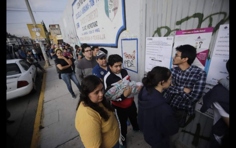 En la casilla ubicada en la Secundaria 40 de Av. Artes Plásticas, se formó una larga fila por los retrasos para instalarla. A las 8:30 horas aún no empezaba a funcionar. EL INFORMADOR