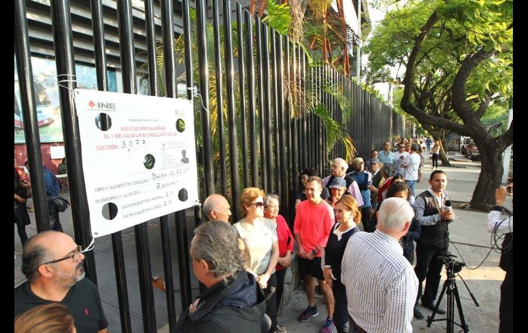 Pablo Lemus (c), candidato por la presidencia de Zapopan por de Movimiento Ciudadano, hace fila para votar. EL INFORMADOR
