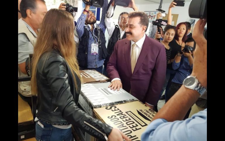 El candidato a la gubernatura de la Coalición Juntos Haremos Historia, Carlos Lomelí Bolaños, acudió a la escuela primaria Calmecac, en la colonia San Francisco de Zapopan. EL INFORMADOR