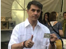 Sergio Mayer acudió a emitir su voto acompañado por su esposa, la actriz Issabela Camil. TWITTER /