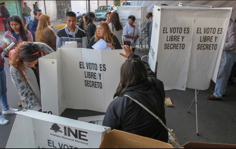 Los electores, irritados, comienzan a irse de del lugar pues llevan, más o menos, hora y media de espera para emitir su voto. NTX / A. Rodríguez