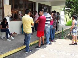 Decenas de ciudadanos asisten a la casilla para hacer valer su derecho al voto. EL INFORMADOR / O. Álvarez