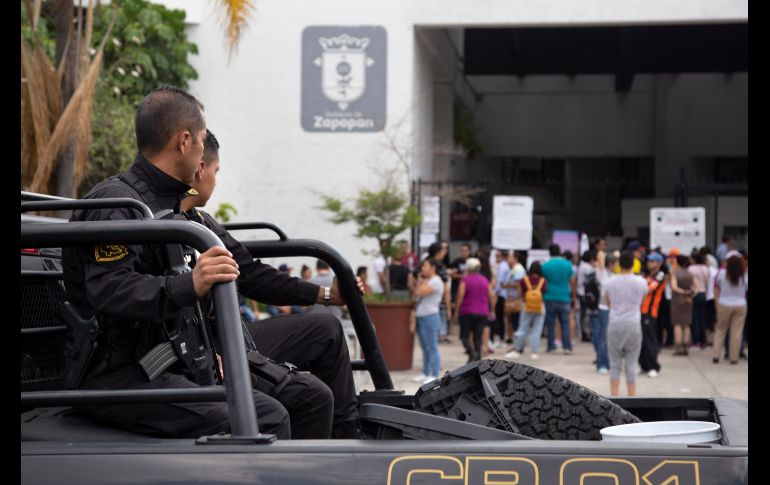 Policías custodian una casilla electoral en Zapopan. EFE/F. Guasco