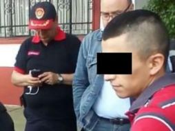 El hombre se acerca a los votantes para 