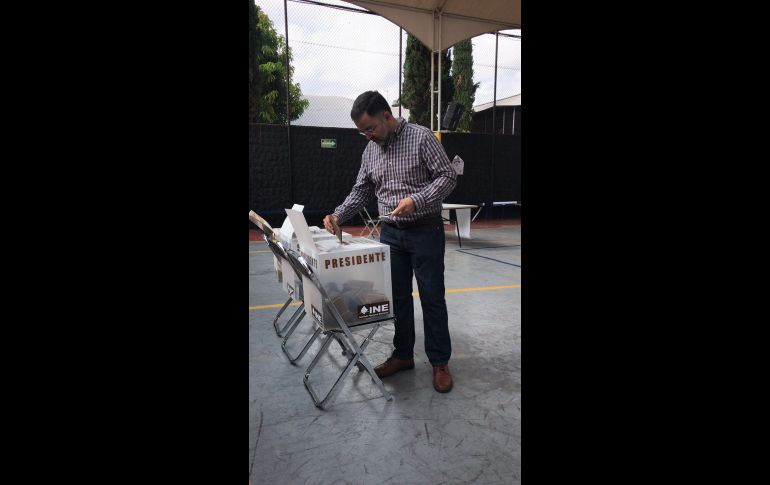 El candidato a la gubernatura por el PAN, Miguel Ángel Martínez Espinosa, fue a una escuela en Niño Obrero, colonia Chapalita, de Zapopan. NTX/ESPECIAL