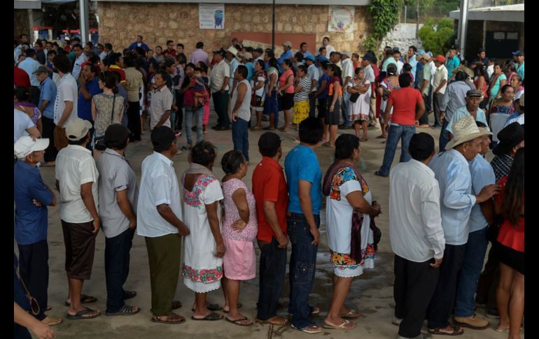 Mayas esperan en Hunuku, Yucatán.