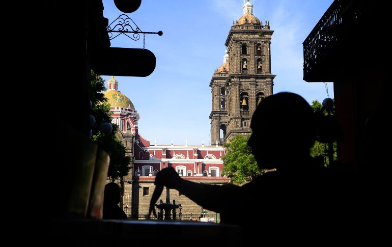 Una joven vota por primera vez en los comicios en Puebla.