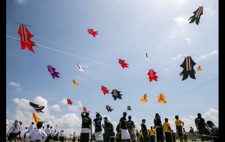 Una multitud vuela cometas durante el tradicional Festival de la Cometa en Bali, Indonesia. Se usan los colores negro, rojo, blanco y dorado en representación de encarnaciones de deidades hindúes. EFE/ M. Nagi