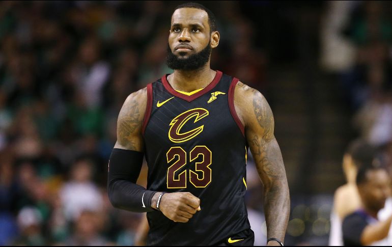 James viene de una de sus mejores temporadas en la NBA, en la que jugó en los 82 partidos de los Cavaliers. AFP / ARCHIVO
