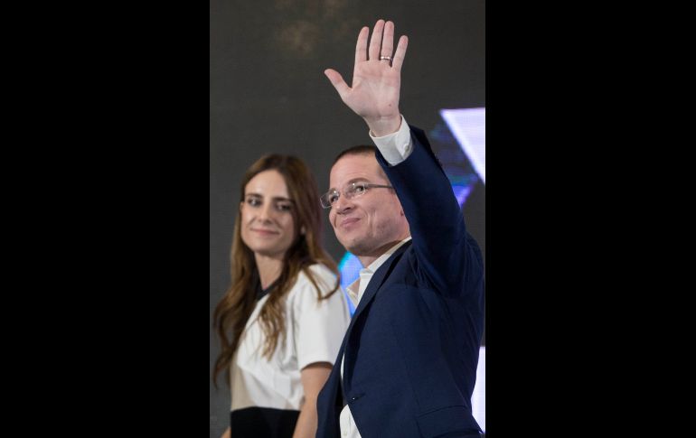 El candidato presidencial de la coalición Por México al Frente, Ricardo Anaya, reconoció que las tendencias no le favorecen. A su mensaje en la sede de la coalición en Ciudad de México acudió con su esposa Carolina Martínez.