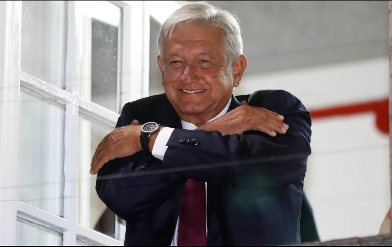 Andrés Manuel López Obrador, virtual ganador de las elecciones presidenciales, saluda a sus simpatizantes en su casa de campaña. SUN/Y. Xolalpa