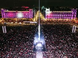 Desde las 23:00 horas la Plaza de la Constitución lucía abarrotada. AFP/M. Vázquez