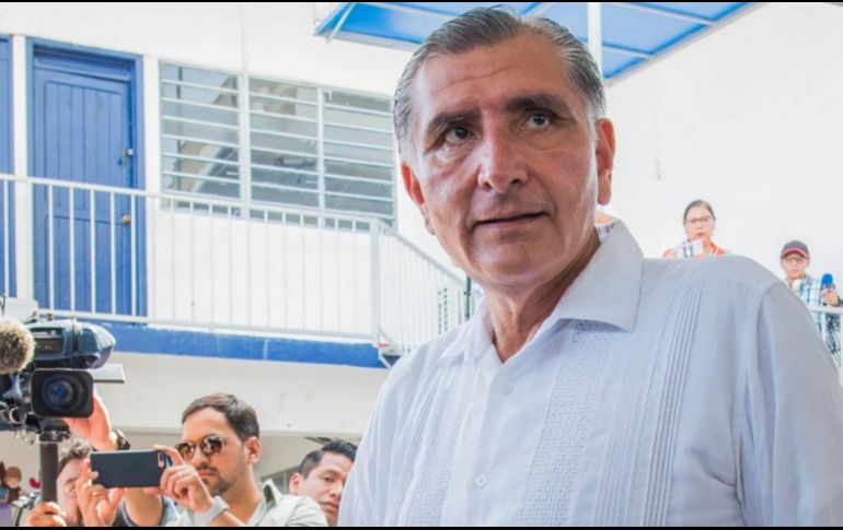 Adán Augusto López emite su voto este domingo durante la jornada electoral. NTX