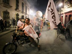 Simpatizantes de la coalición Juntos Haremos Historia celebran el triunfo del partido en la Ciudad de México. EFE/M. Martínez