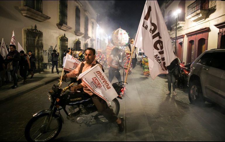 Simpatizantes de la coalición Juntos Haremos Historia celebran el triunfo del partido en la Ciudad de México. EFE/M. Martínez