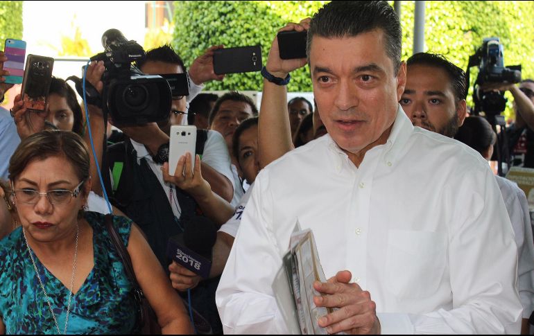 Rutilio Escandón habla con los medios luego de depositar su voto. NTX/A. Espinoza