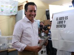 Al acudir a emitir su voto, Cuitláhuac García Jiménez aseguró que se registra una contienda electoral con gran participación y celebró la presencia de observadores internacionales. NTX/J. Espinosa