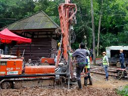 Los equipos han utilizando unas 20 bombas de extracción para reducir el nivel del agua en la caverna. EFE/P. Tasiri