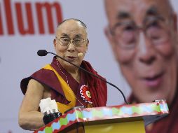 ''Los niños felices aprenden más rápido, piensan de forma más creativa, suelen ser más fuertes al enfrentarse al fracaso'', menciona el líder. EFE / Str