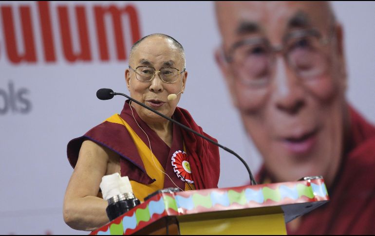 ''Los niños felices aprenden más rápido, piensan de forma más creativa, suelen ser más fuertes al enfrentarse al fracaso'', menciona el líder. EFE / Str