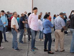 Al acudir a votar el domingo, Kumamoto leyó un poema y lamentó la violencia durante las campañas políticas. ESPECIAL