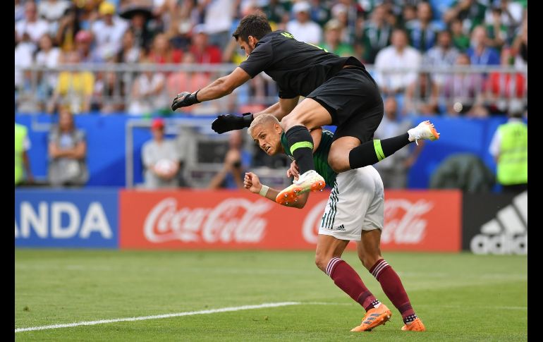 El portero brasileño respondió a un intento de anotación del mexicano.