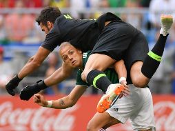 El encuentro de "Chicharito" y Alisson en "cámara lenta"