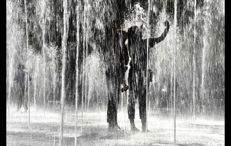 Mujeres se toman una selfie en una fuente en Moscú, Rusia. AFP/V. Maximov