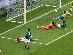 Neymar llega a tiempo a rematar un centro de Willian, para abrir el marcador contra los mexicanos, que ayer no tuvieron argumentos para salir con la victoria. AFP