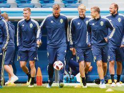 Los jugadores de la Selección de Suecia calientan durante la sesión de entrenamiento en la víspera de su encuentro ante Suiza. AFP
