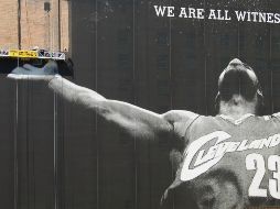 El poster gigante con la imagen de LeBron James en el Centro de Cleveland será retirado tras la noticia de su cambio a los Lakers de Los Ángeles. AP