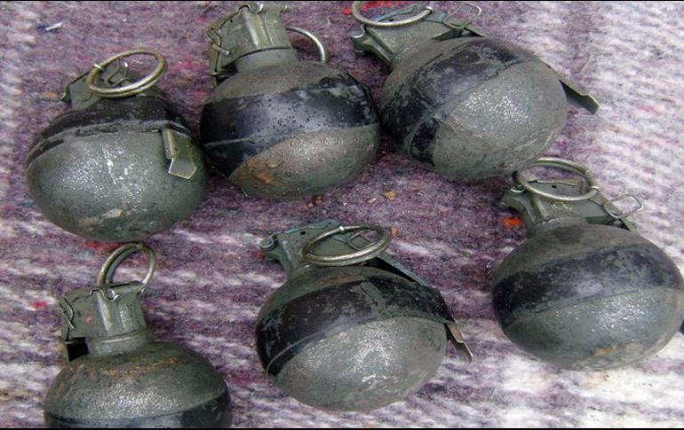 Además de los artefactos, policías aseguraron cinco fundas de tela verde y estuches color blanco. NTX