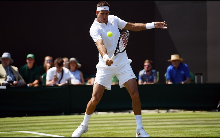 El número cuatro del mundo devuelve una bola del partido a su rival alemán durante el partido de la primera ronda del torneo londinense. EFE / N. Hall