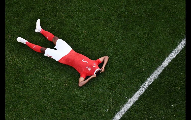 El defensa Manuel Akanji, de Suiza, reacciona tras el final del partido de octavos de final ante Suecia en San Petersburgo. Su equipo perdió 0-1 y quedó fuera del Mundial de Rusia. AFP/J. Samad
