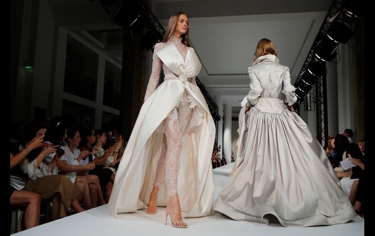 Modelos muestran diseños de la colección otoño/invierno de alta costura de Mabille en París. AP/F. Mori