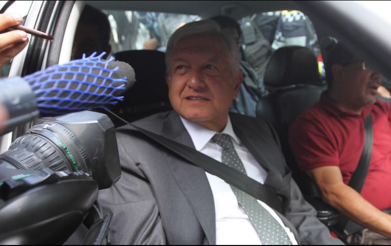 Durante el trayecto, varios reporteros le preguntan sobre la reunión, a lo que López Obrador responde que el encuentro es para que 