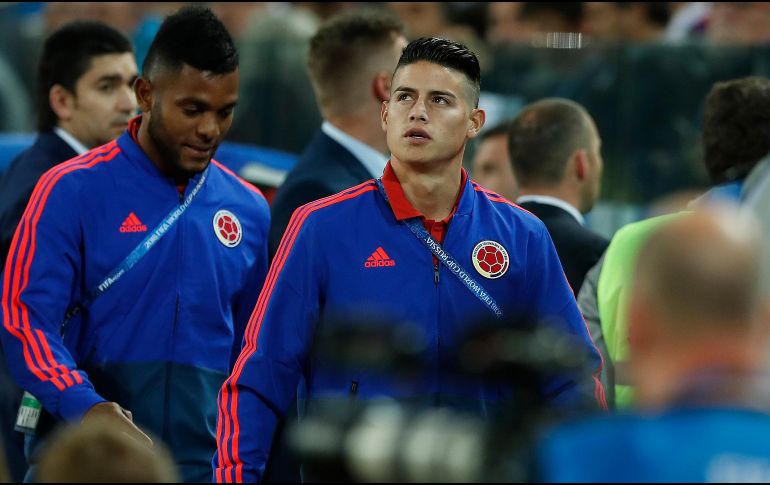 James se situó en una parte de la grada al poco del inicio del partido, junto a su compañero de equipo Miguel Borja, también descartado por problemas físicos. AP / A. Grant