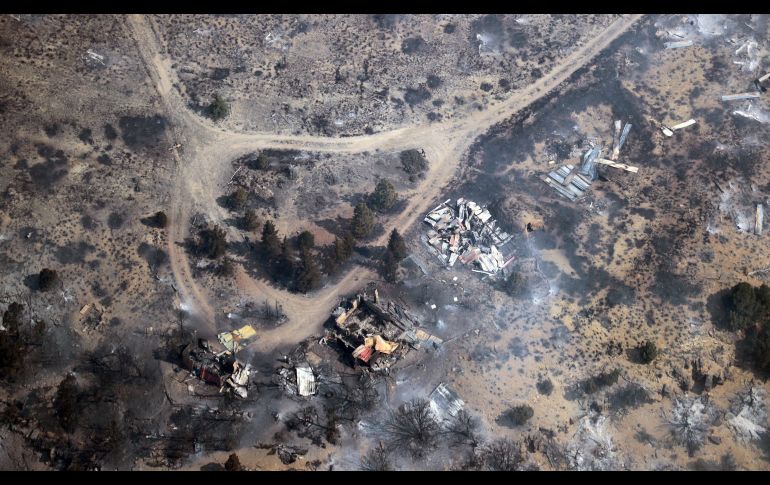 Estructuras se queman durante un incendio en Wasatch, Utah. El fuego se desató el domingo. AP/The Deseret News/S. G. Winterton
