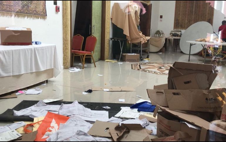 Minutos después de haber ubicado el vehículo se registró una riña en la entrada del hotel, pues las personas denunciantes ingresaron a uno de los salones del lugar por la fuerza. TWITTER / @Nancydelasa