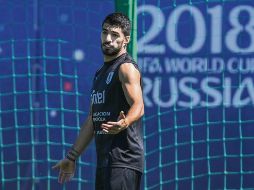 Entrenamiento charrúa. Luis Suárez no se aguantó las ganas y a días de que se lleve a cabo el partido, calentó el juego entre Uruguay y Francia, como parte de los Cuartos de Final de Rusia 2018. AFP