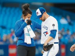 Lesionado. Marco Estrada abandona el diamante después de presentar molestias en el juego de ayer. AFP