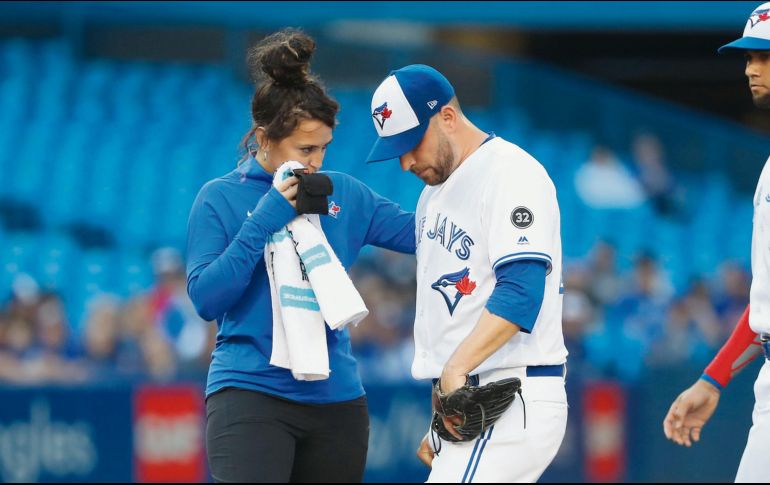Lesionado. Marco Estrada abandona el diamante después de presentar molestias en el juego de ayer. AFP