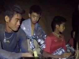 Captura de video que muestra a varios de los niños atrapados mientras reciben alimentos y vitaminas. EFE/ROYAL THAI NAVY