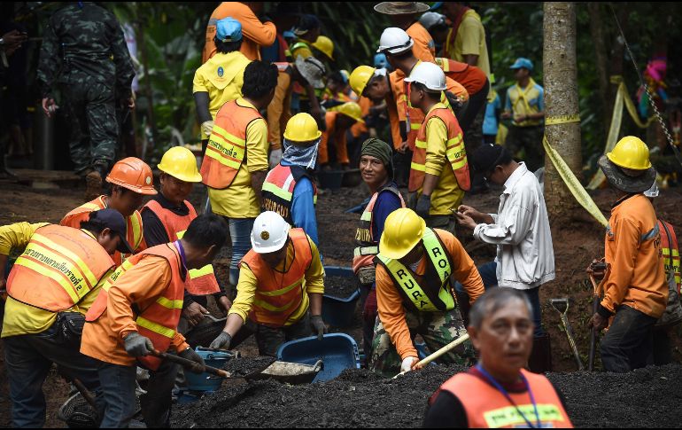 Trabajadores limpian los alrededores de la entrada a la cueva donde se asienta el campamento de rescate. AFP/L. Suwanrumpha