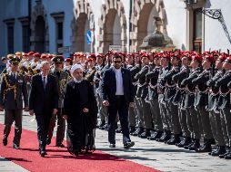El presidente iraní, Hasan Rohaní (C), pasa revista a la guardia de honor acompañado por su homólogo austriaco, Alexander Van der Bellen (2º izq), a su llegada al Palacio Hofburg de Viena. EFE/C. Bruna