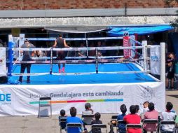 Ante la mirada de niños, comerciantes y compradores, uno a uno, fueron subiendo al cuadrilátero los personajes principales de una nueva gala boxística organizada por el Comude Guadalajara. TWITTER / @comudegdl