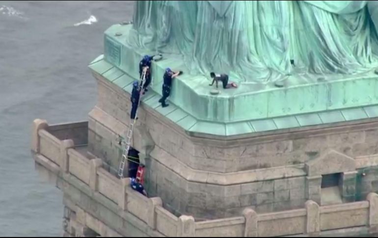 La policía intentó acercarse a ella. AFP / PIX11 News