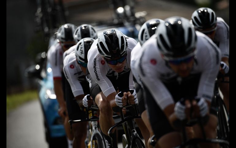 Christopher Froome (c), de Inglaterra, entrena con compañeros en Saint Mars la Reorthe, a tres días del arranque del Tour de Francia. AFP/J. Pachoud